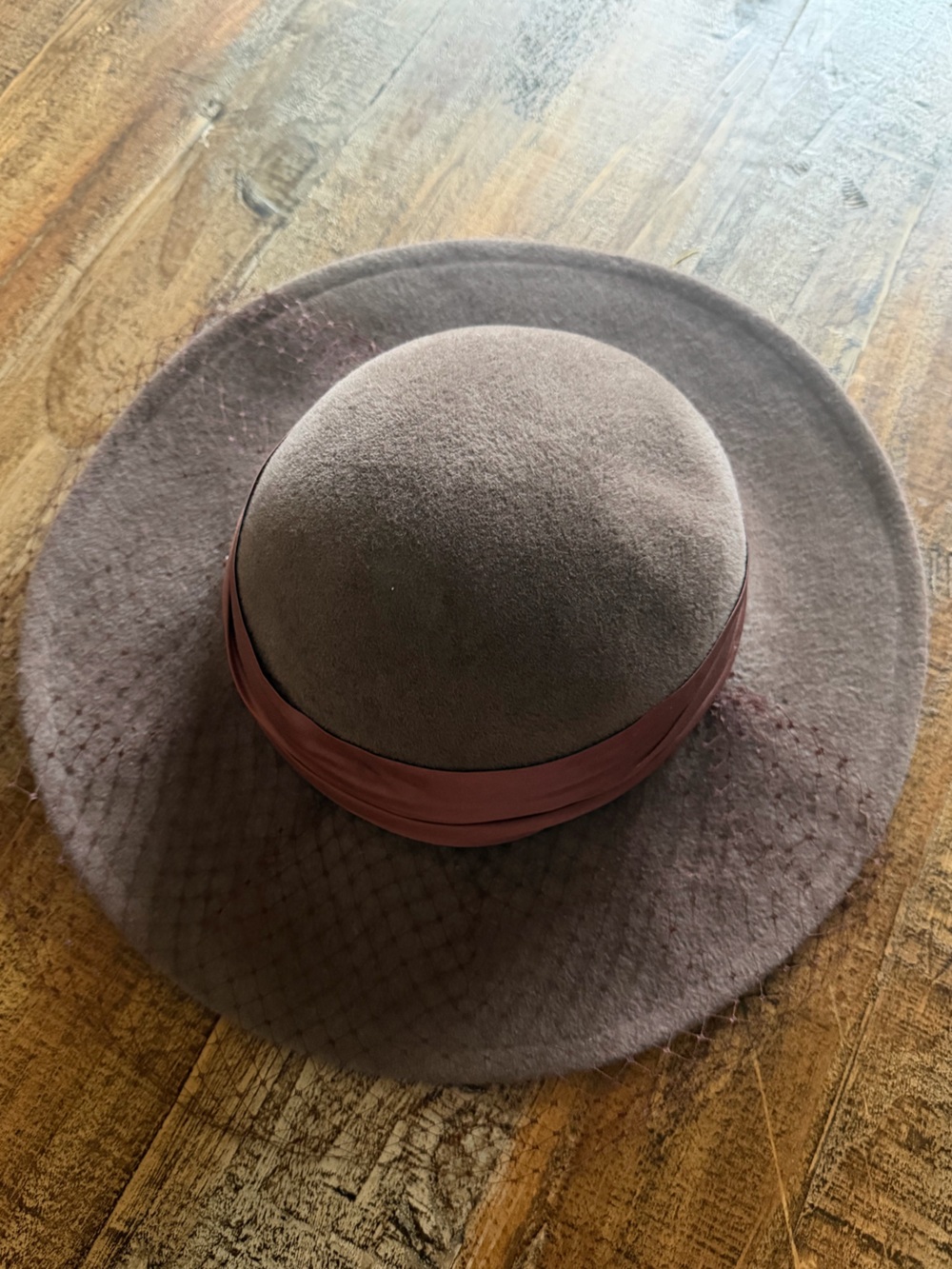 BETMAR New York vintage brown wool felt hat round with ribbon band classic style